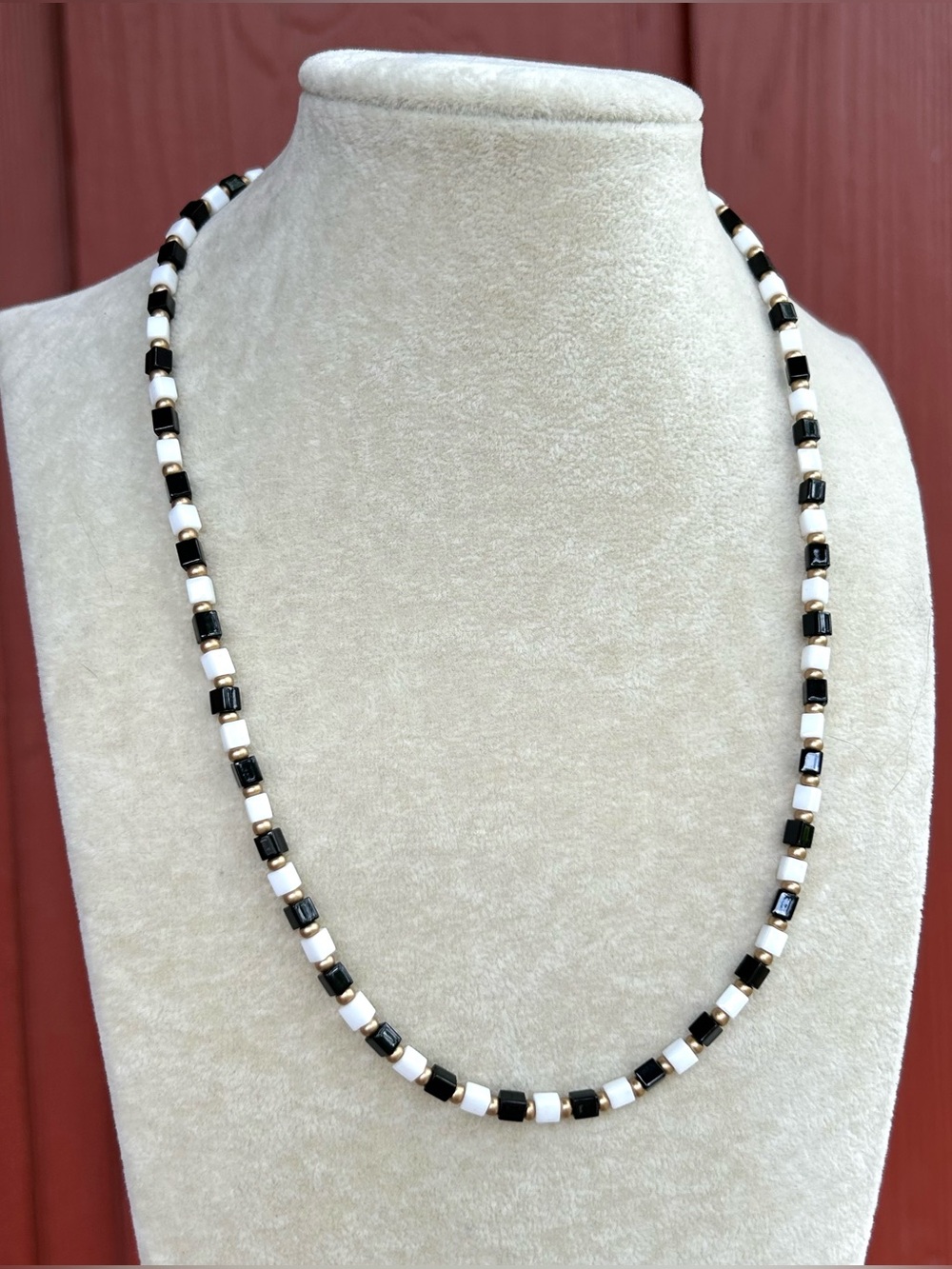 Black & White necklace - Picture 7 of 9